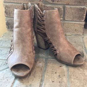 Peep toe, detailed block heel